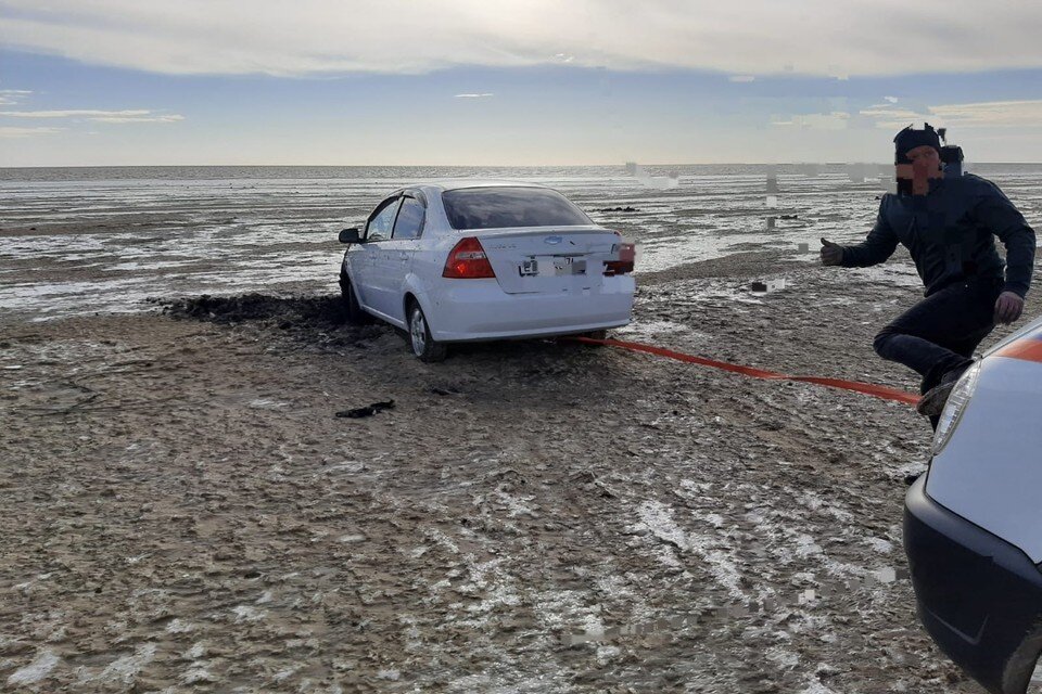     Уже третий за год водитель застрял в иле и песке Таганрогского залива. Фото: областная служба спасения на водах