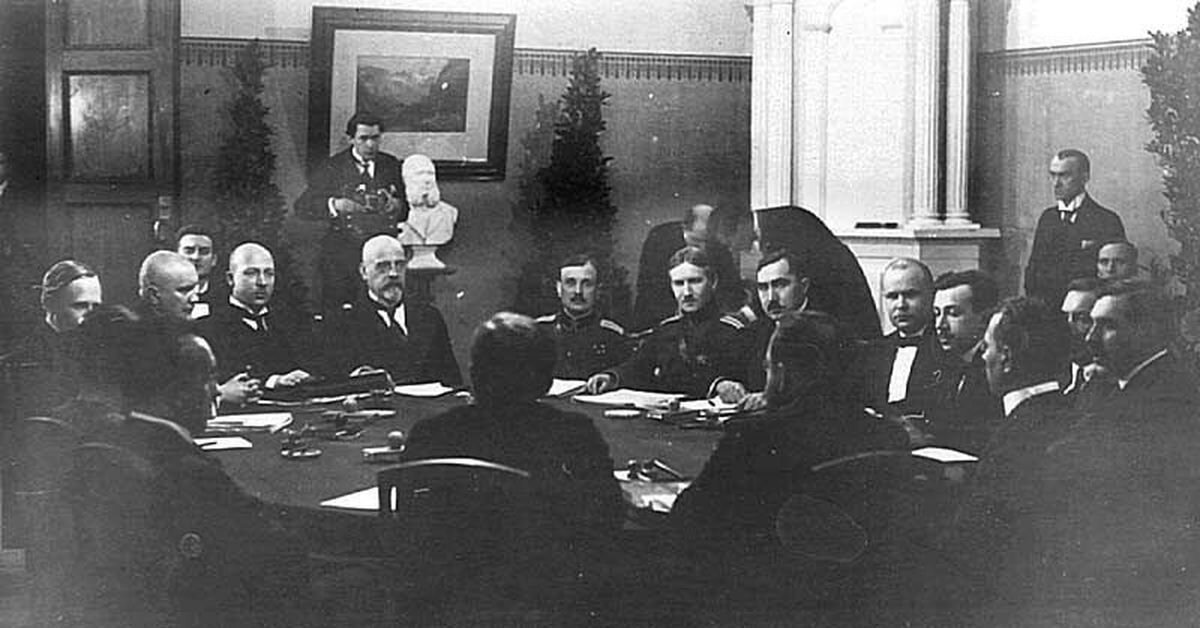 1920 г. Делегации Советской России и Эстонии в процессе подписания Тартуского мирного договора