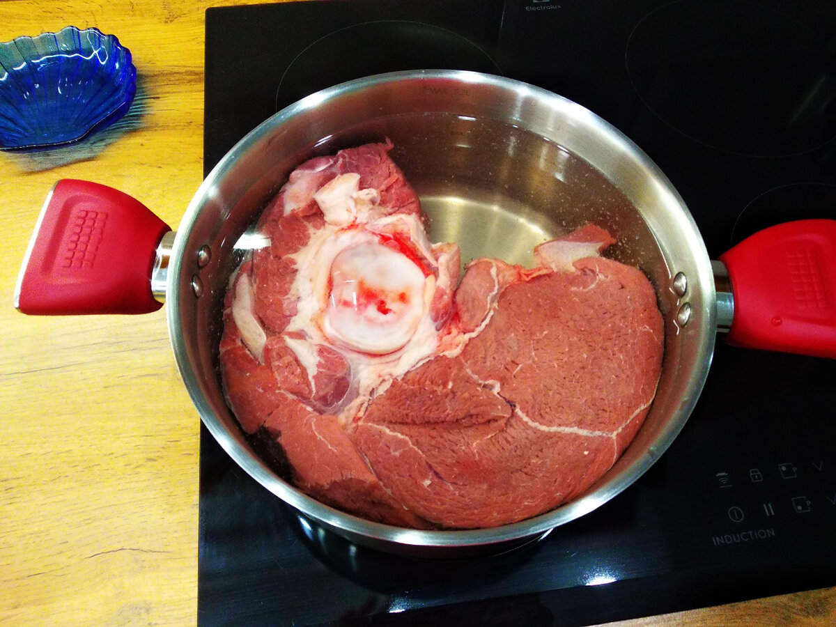 Кусок мяса весом около 3 кг я кладу в 5-литровую кастрюлю и варю бульон. Он получается очень концентрированным