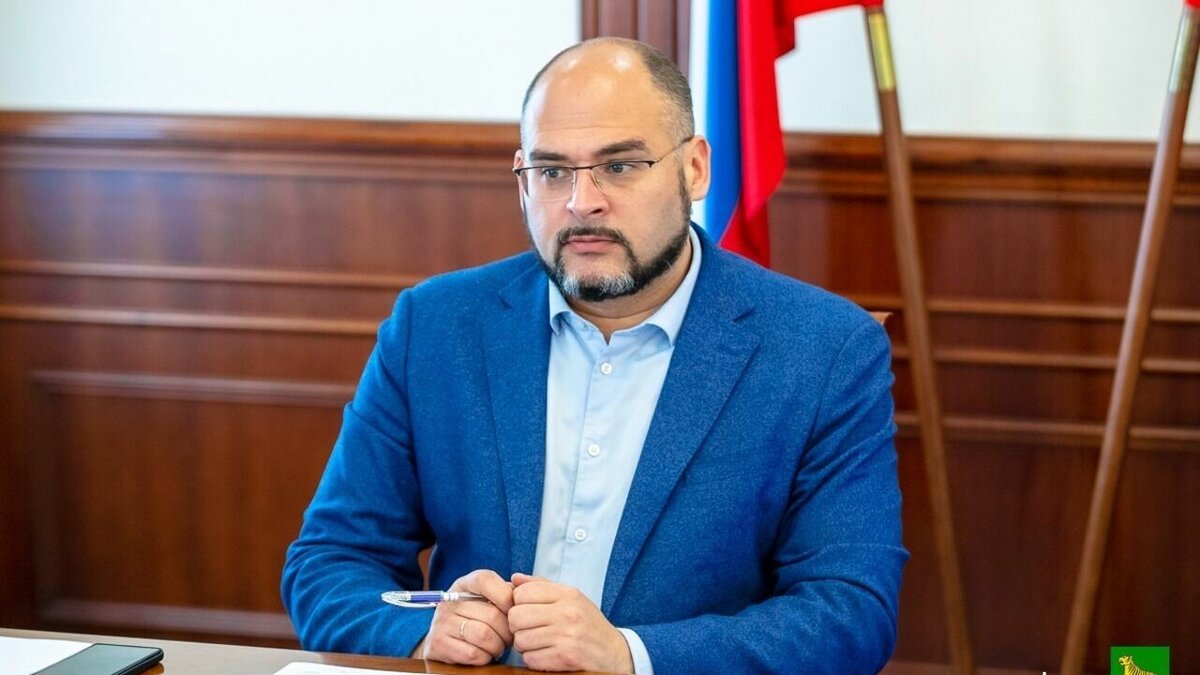     Мэр Владивостока Константин Шестаков рассказал на пресс-подходе, что проблема выноса нефтебазы с Первой речки и создание делового центра уже решается. Сейчас ведутся переговоры с собственниками объекта — цена вопроса составляет не один миллиард рублей.