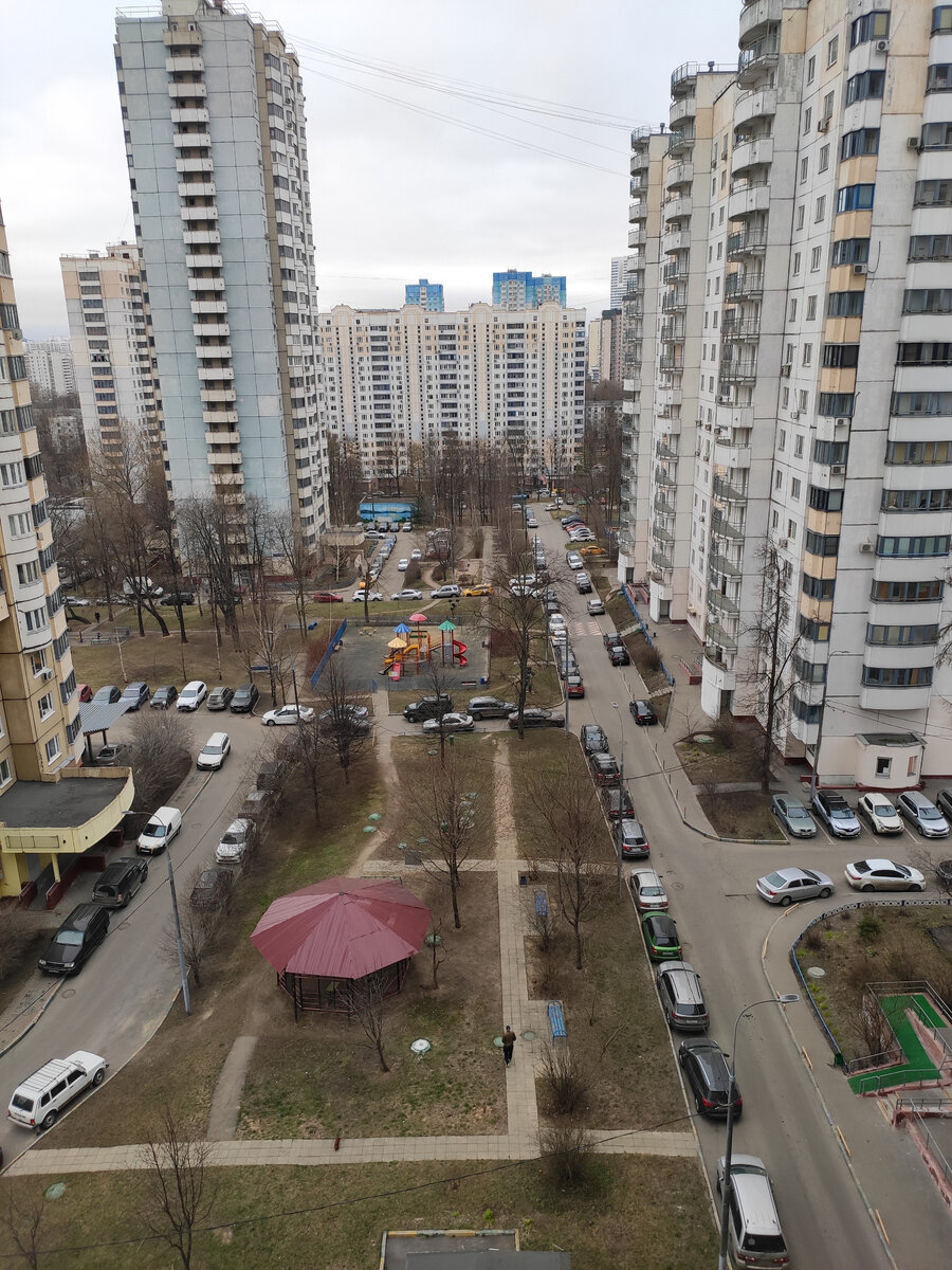 С высокого этажа до прохожих не докричаться.