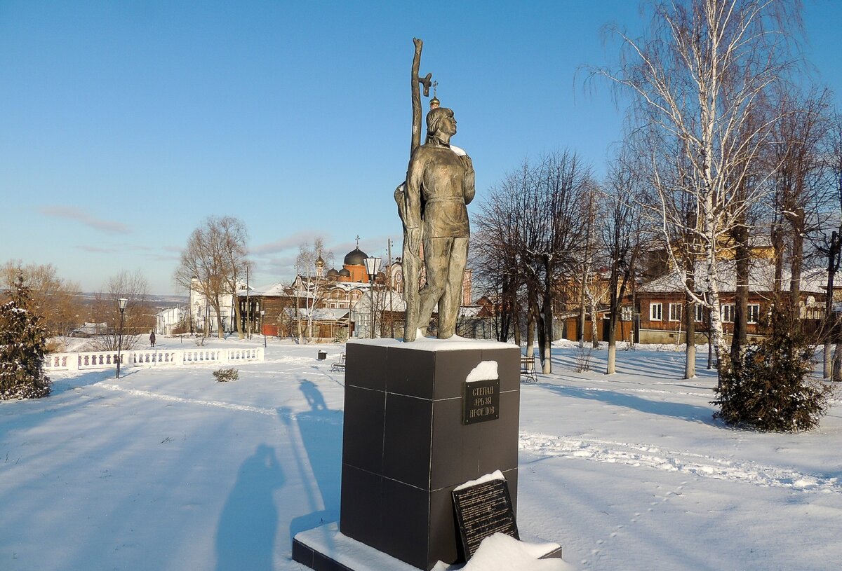 Улице чувашской. Памятник Степану Эрьзя Алатырь. Дом Купцов Поповых Алатырь. Памятник Эрьзя в Алатыре. Памятники истории и культуры в Чувашии в городе Алатырь.