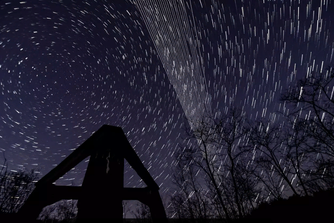 Пролет спутников сети Starlink SpaceX над Венгрией, 20. апрель 2020 года.                                Foto: Profimedia.cz