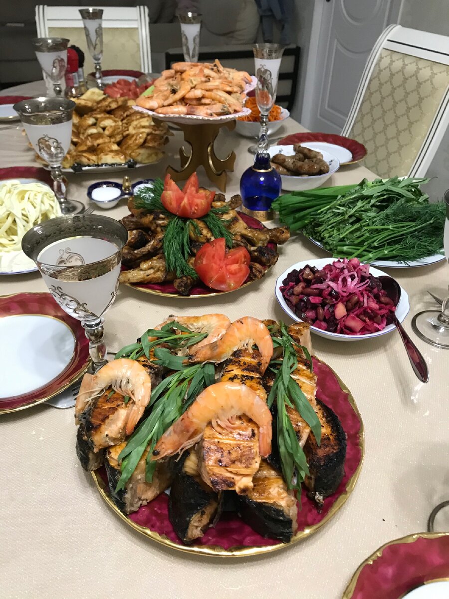 Семга, курица, креветки, купаты, хачапури с курицей и с сыром 