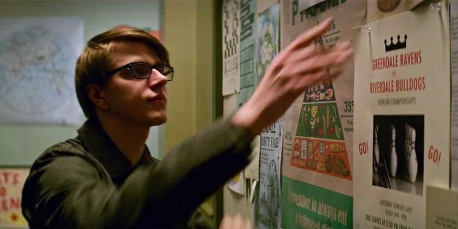 Сериал, как и "Ривердэйл", основан на комиксах издательства Арчи. Проекты находятся в одной вселенной, однако их шоураннер Роберто Агирре-Сакаса на данный момент не планирует объединения, в то же время шоу полны отсылок, которые тем или иным образом намекают на существование друг друга. Например, в "Леденящих душу приключениях Сабрины" в 3-ем эпизоде на стенде можно увидеть плакат боулинг-матча между гриндэйлскими «Воронами» и ривердэйлскими «Бульдогами».