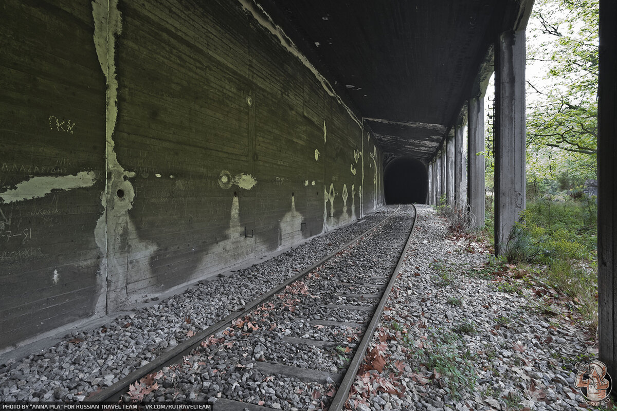 Исследуя заброшенную железную дорогу мы наткнулись на стоянку поездов в тоннеле! ??
