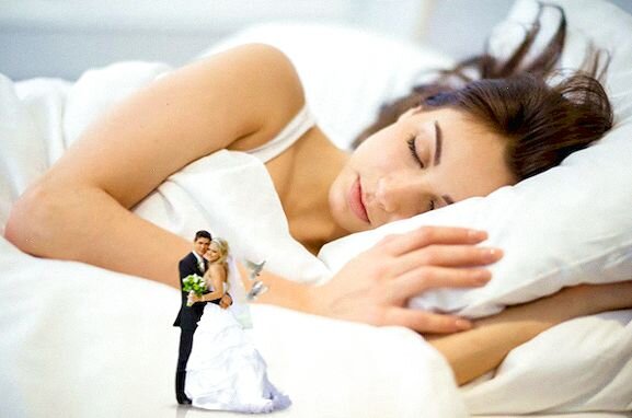 Девушка спит