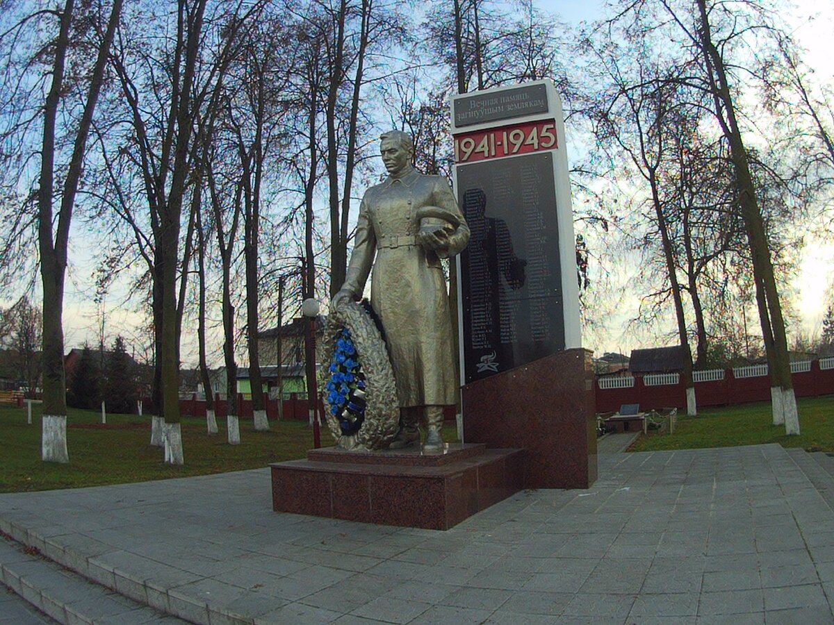 Памятник в поселке Верейки.
