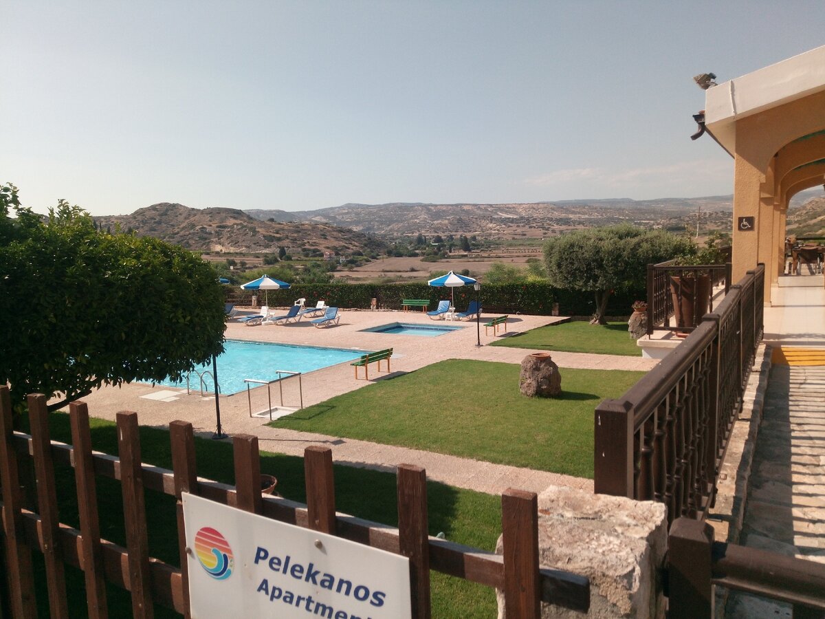 Территория отеля Pelekanos, Писсури