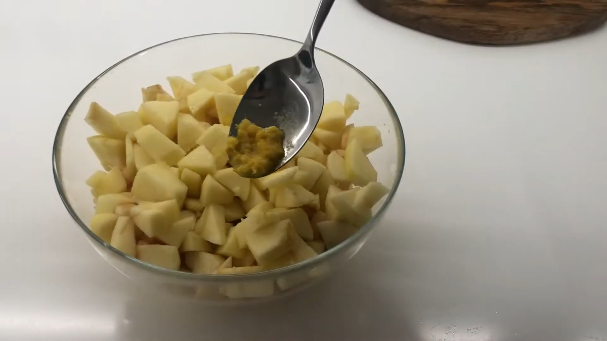 Добавляю немного цедры и перемешиваю с яблоками