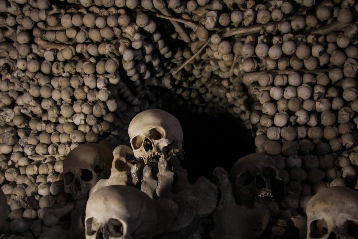 На фото костел всех святых, находящийся в Чехии, фото сделал сам, намой взгляд подходит к тексту выше. Погуглить можно по запросу "Костница"