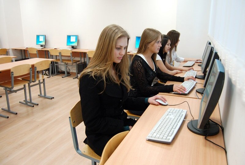 Компьютерные классы для курсов. Компьютерный класс в институте. Компьютерная аудитория в вузе. Компьютерные классы в вузах. Студенты в компьютерном классе.