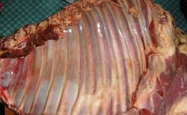     Рёбрышки или корейку нужно тщательно промыть проточной водой, а затем обсушить бумажным полотенцем и нарезать порционными кусками по 1 ребру в каждом. Рёбрышки нужно посолить и поперчить.   