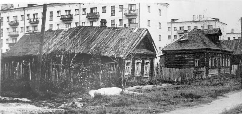 Последние дома деревни Торбеиха, ныне проспект Ильича, 1960 - 1970 г. Источник: nailizakon.com/fotogalereya/city25_sh/shatura/shatura.html.