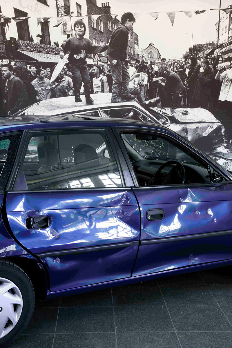 Густав Метцгер, Исторические фотографии: Kill the Cars, Camden Town, Лондон, 1996,  1996–2009 гг., Фотография, автомобиль и аудио, переменные размеры. Предоставлено автором и Эндрю Тестой; фотография: Джерри Хардман-Джонс