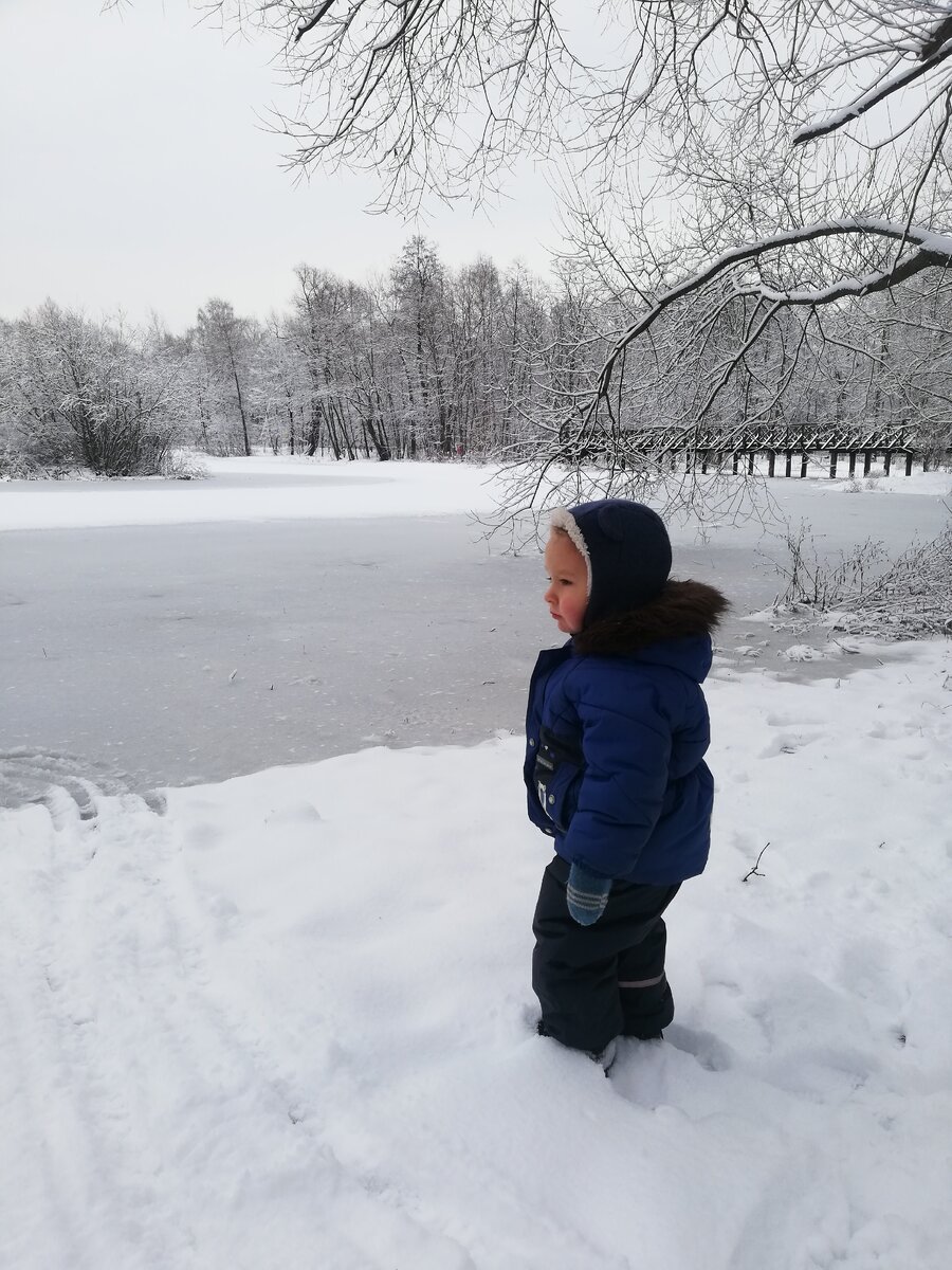 Вот человек, который не умеет сам надевать штаны. Как же он в армию пойдёт? 🤣