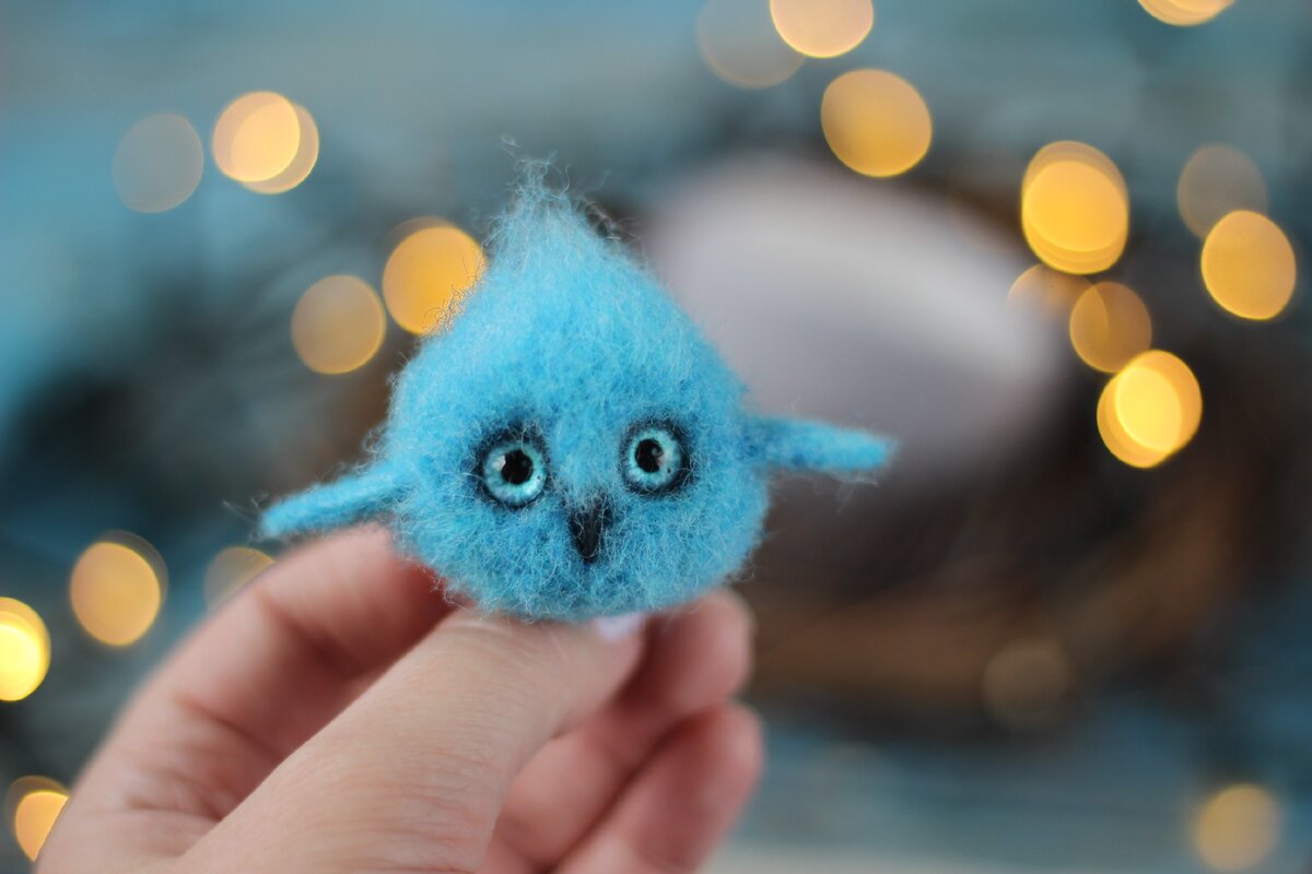 Так и смотрит в душу)