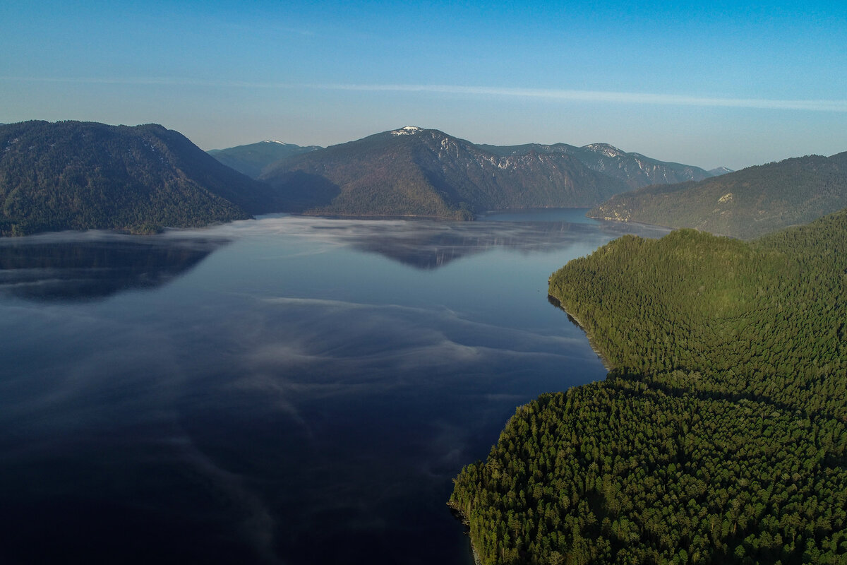 В начале мая погода на Телецком озере порадовала замечательными солнечными днями, 
утренними туманами и зеркальной гладью озера. Условия идеальные для погружения. Приступим!