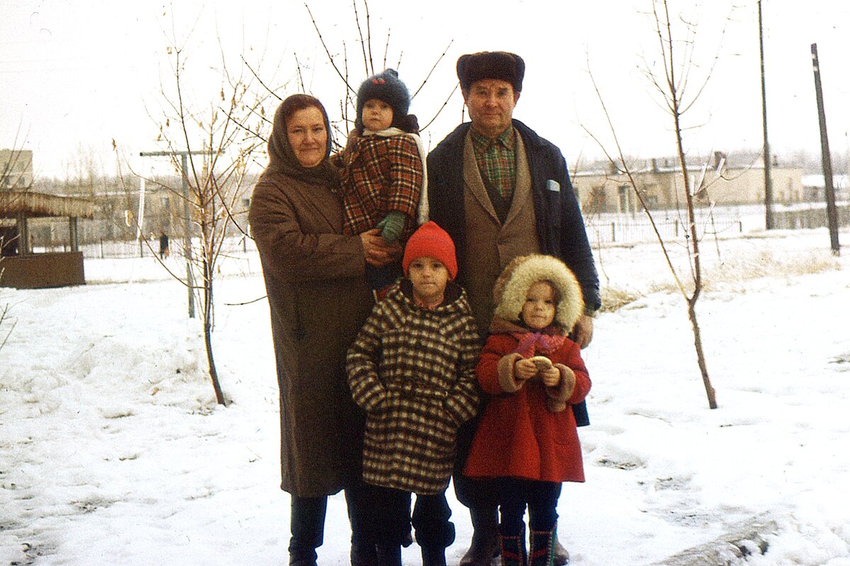 Моя свекровь с моей старшей дочкой на руках, 1987 год