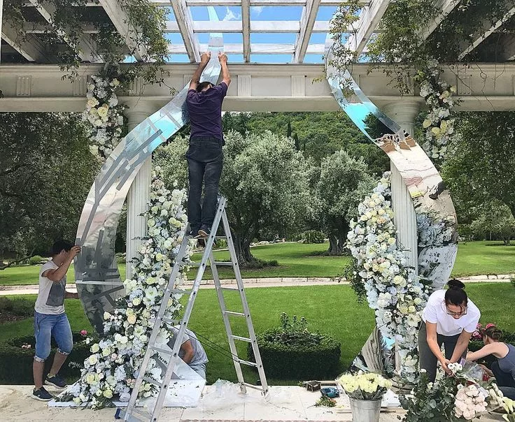 Монтаж свадебных декораций - долгий, кропотливый и довольно шумный процесс, в котором задействуется целая команда профессионалов. Фото: www.decorstroyproduction.ru.