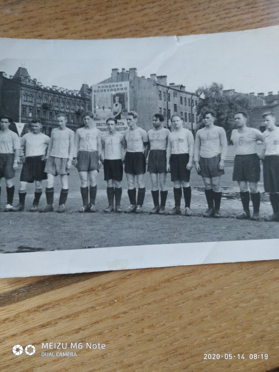 Футбольная команда заводская,отец мой в ней играл в футбол,под номером четыре он здесь запечатлен....1964год