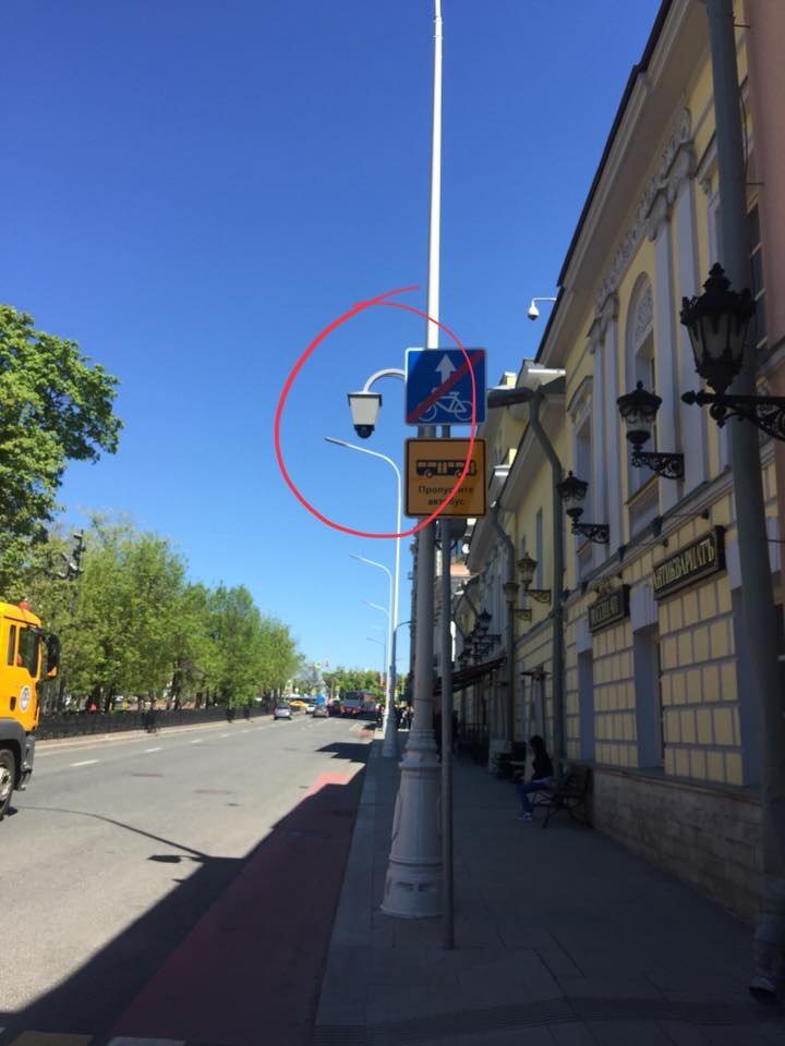 Обычно это камера контроля остановки, такие стоят у метро