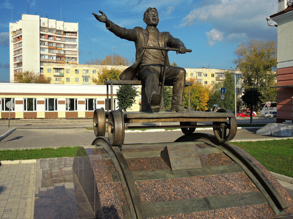 Памятники деятелей. Памятник Йывану Кырле в Йошкар-Оле. Йошкар-Ола Йывана Кырля памятник. Памятник Мустафе Йошкар-Ола. Йыван Кырля памятник.