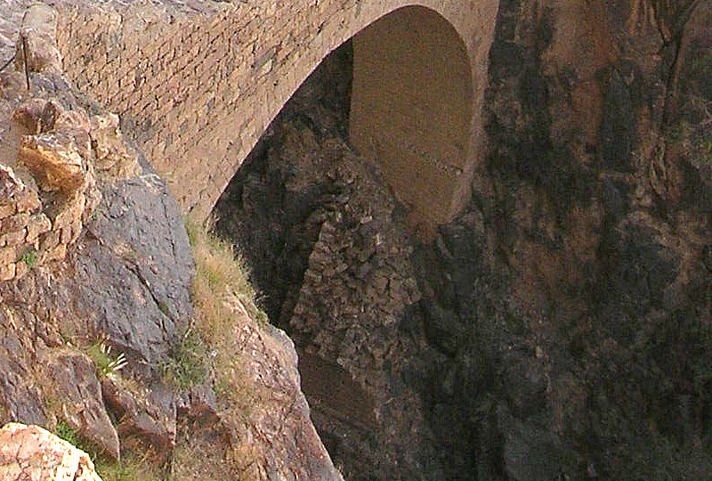Мост на высоте в 2 километра, который можно сломать за несколько минут, но он стоит несколько веков