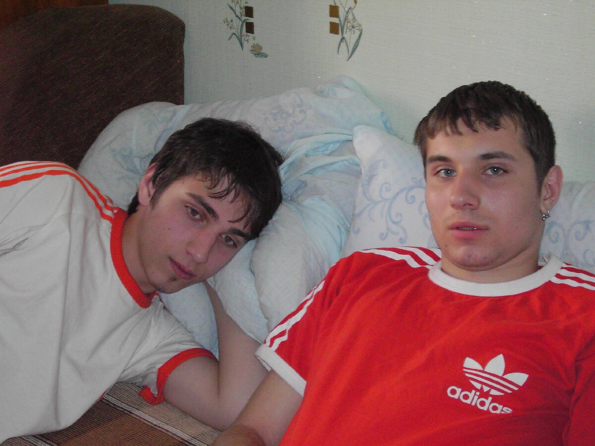 На фото я и Артем , фото у меня на диване Москва , лет 17 назад наверно )