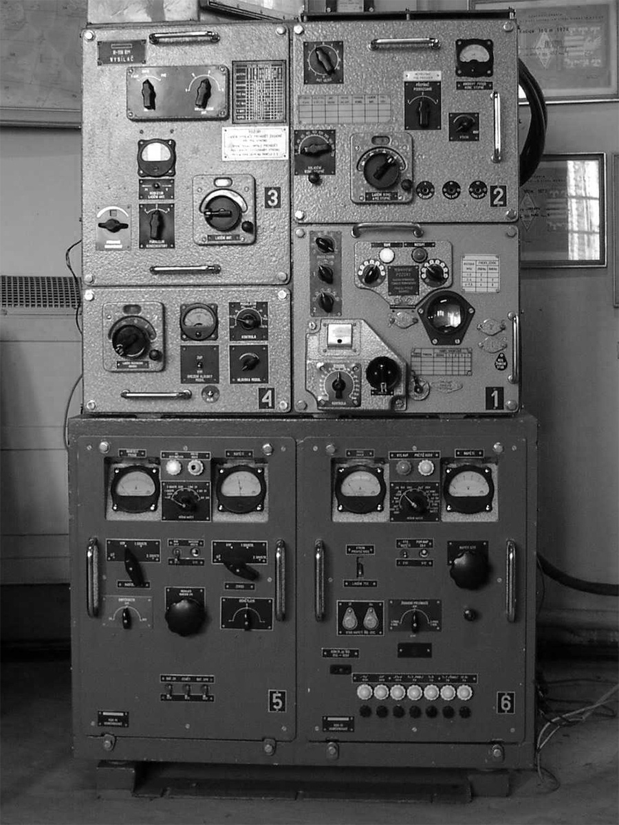 Примерно на таких передатчиках я работал в армии