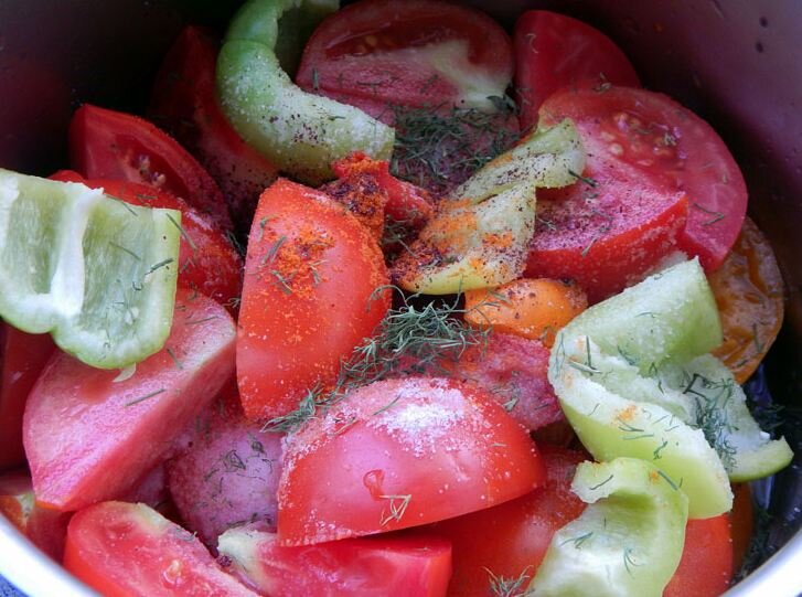 Цветная капуста на зиму в томатной заливке - Лайфхакер