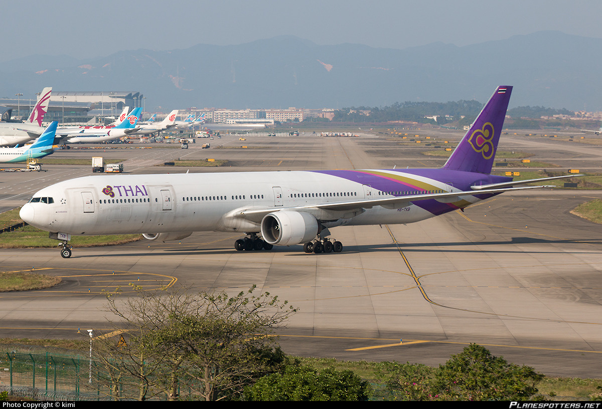 Шесть умеренно возрастных Boeing 777-200ER, шесть очень старых Boeing 777-300 (на фото) и четырнадцать почти новых Boeing 777-300ER