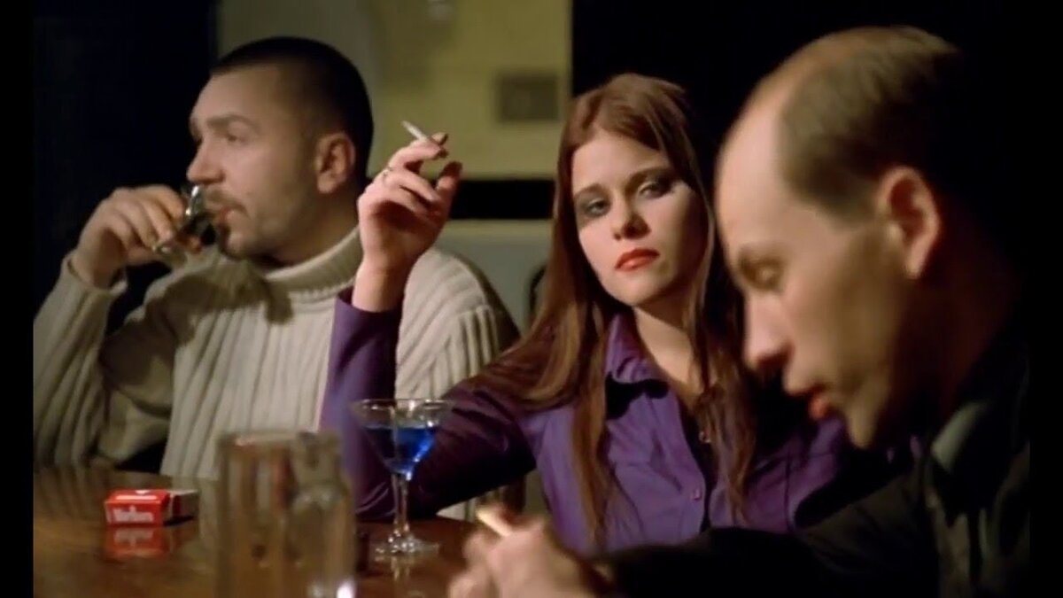 На заднем плане Шнур – одна из звёзд каста "4"