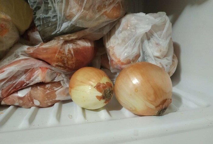  Зачем нужно класть лук в морозилку и еще 5 кулинарных трюков от находчивых хозяек