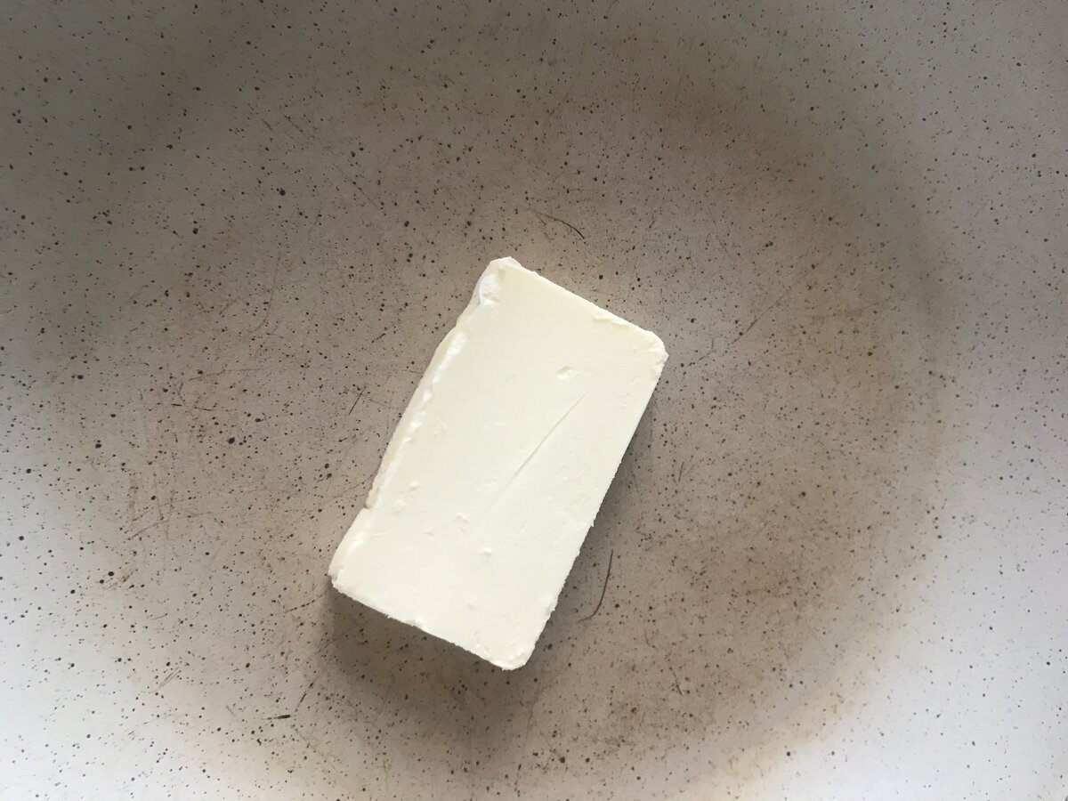 На разогретую сковороду отправляем сливочное масло