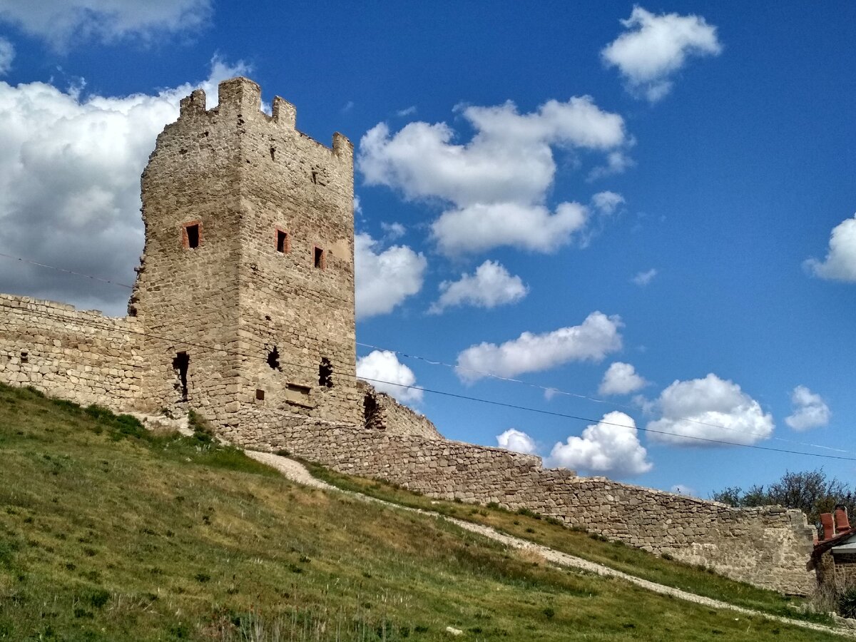 А вот и Карантин. Феодосия, генуэзская крепость