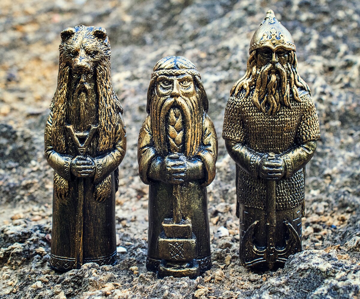 Славянские фигурки бог Велес, бог Сварог, бог Перун.