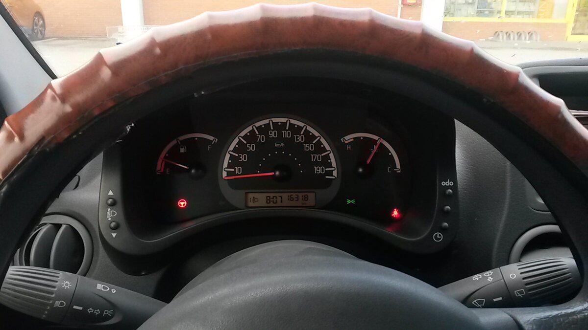 Красная кнопка с лева, показывает на то,что электро усилитель не работает!