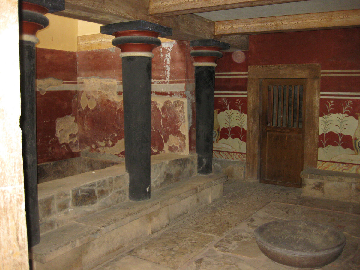 За колоннами находится бассейн очищения