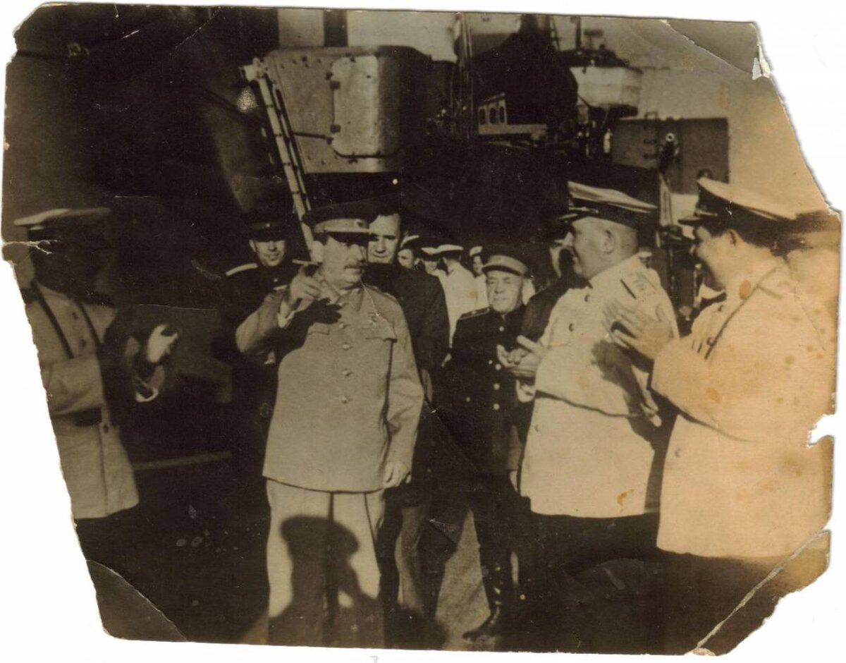  
Если история проектирования крейсеров типа «Свердлов» и может чем-то удивить любителей военно-морской истории, так это своей необычной краткостью и отсутствием всякой интриги. В то время как проекты других отечественных кораблей постоянно претерпевали самые причудливые метаморфозы, в ходе которых конечный результат иной раз принципиально отличался от первоначального технического задания, с крейсерами типа «Свердлов» все получилось коротко и ясно.

Согласно довоенным планам, легкие крейсера проекта 68 должны были стать основными кораблями этого класса в ВМФ СССР. К сожалению, ввести их в строй до начала войны не удалось, а к ее концу проект в известной мере устарел. После войны решено было достраивать эти крейсера по модернизированному проекту 68К, который предусматривал установку мощного зенитного и радиолокационного вооружения. В результате корабли стали значительно сильнее, и по совокупности боевых качеств они превосходили легкие крейсера других держав военной постройки, но все же обладали рядом недостатков, которые нельзя было исправить из-за ограниченного размера строящихся крейсеров. Требуемые номенклатура и количество вооружений, а также технических средств на них банально не помещались, поэтому решено было достроить 5 сохранившихся кораблей этого типа, но новых 68К не закладывать. Здесь и началась история крейсеров проекта 68-бис.
Но перед тем, как мы перейдем к ее рассмотрению, вспомним, что происходило с отечественным военным кораблестроением в послевоенные годы. Как известно, предвоенная кораблестроительная программа (15 линкоров проекта 23, столько же тяжелых крейсеров проекта 69 и т.д.) выполнена не была, а ее возобновление, в силу изменившихся условий, после войны уже не имело смысла.
В январе 1945 года по поручению наркома ВМФ Н.Г. Кузнецова была образована комиссия в составе ведущих специалистов Военно-морской академии. Им была поставлена задача: обобщить и проанализировать опыт войны на море, и выдать рекомендации по типам и ТТХ перспективных кораблей для ВМФ СССР. На основе работы комиссии летом 1945 г. были сформированы предложения ВМФ по военному судостроению на 1946-1955 гг. Согласно представленному плану, за десять лет предполагалось построить 4 линкора, 6 больших и столько же малых авианосцев, 10 тяжелых крейсеров с 220-мм артиллерией, 30 крейсеров со 180-мм артиллерией и 54 крейсера со 152-мм пушками, а также 358 эсминцев и 495 подводных лодок.
Строительство столь грандиозного флота было, конечно, за пределами и промышленных, и финансовых возможностей страны. С другой стороны, откладывать кораблестроительные программы на потом также было нельзя — из огня Великой Отечественной флот вышел сильно ослабленным. Например, тот же Балтийский флот имел на начало войны 2 линкора, 2 крейсера, 19 эсминцев (в т.ч. 2 лидера эсминцев) и 65 подводных лодок, а всего — 88 кораблей перечисленных выше классов. К концу войны в его составе находились 1 линкор, 2 крейсера, 13 лидеров и эсминцев и 28 подводных лодок, т.е. всего только 44 корабля. Еще до войны чрезвычайно остро стояла кадровая проблема, поскольку флот получал большое количество новых кораблей, не успевая готовить для них достаточное количество офицеров и мичманов. В годы войны все становилось только хуже, в том числе в результате ухода многих моряков на сухопутные фронты. Конечно, война «вырастила» поколение боевых командиров, но по ряду различных причин действия наиболее мощных флотов ВМФ СССР, балтийского и черноморского, оказались не слишком активными, а потери действующих сил — весьма высокими, так что кадровая проблема оставалась нерешенной. Даже приемка трофейных кораблей стран Оси, переданных СССР по репарациям, оказалась для советского флота немалым испытанием — трудно было набрать экипажи для приемки и перевода кораблей в отечественные порты.
В целом же получилось следующее: до войны ВМС РККА длительное время являлись прибрежным флотом, ориентированным на решение оборонительных задач у своих берегов, но во второй половине 30-х годов была предпринята попытка строительства океанского флота, прерванная войной. Теперь же флот, понеся существенные потери, вернулся к своему «прибрежному» статусу. Его костяк составляли корабли довоенных проектов, которые уже не могли считаться современными, да еще и сплошь и рядом находились не в лучшем техническом состоянии. И которых к тому же осталось слишком мало.
В сущности, требовалось (в который уже раз!) раз заниматься возрождением отечественного военного флота. И здесь И.В. Сталин достаточно неожиданно встал на позиции промышленности, а не флота. Как известно, решающее слово оставалось за И.В. Сталиным. Многие ругают его за волюнтаристский подход к строительству ВМФ в послевоенные годы, но следует признать, что его план строительства советского флота оказался куда разумнее и реалистичнее, чем программа, разработанная специалистами ВМФ.

И.В. Сталин на легком крейсере "Молотов", 1947 г.
