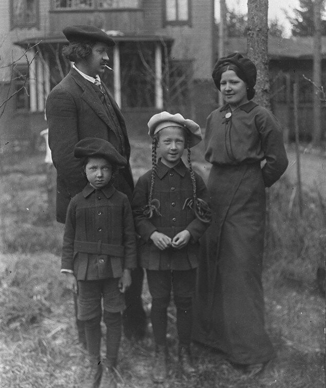 Юрий Ильич Репин, его жена Прасковья и дети Дий и Гай у своего дома. 1910 г.