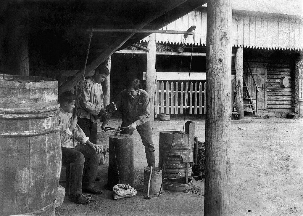 Кузнечные работы во дворе дома
Неизвестный автор, 1900 - 1919 год, г. Челябинск, Государственный исторический музей Южного Урала.
