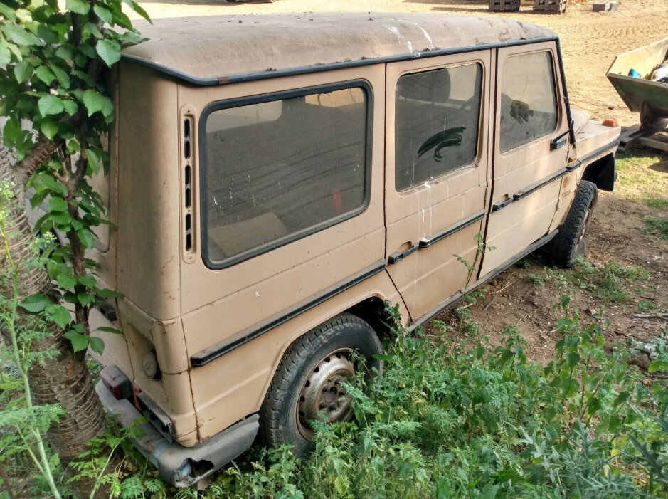 Mercedes-Benz 280 GE   Изначально разработанный для армейский нужд. Это касается не только внешности, но и дизайна интерьера. Однако немец более совершенен с технической точки зрения, так как оснащен 6-цилиндровым двигателем DOHC с впрыском топлива мощностью 185 лошадиных сил.