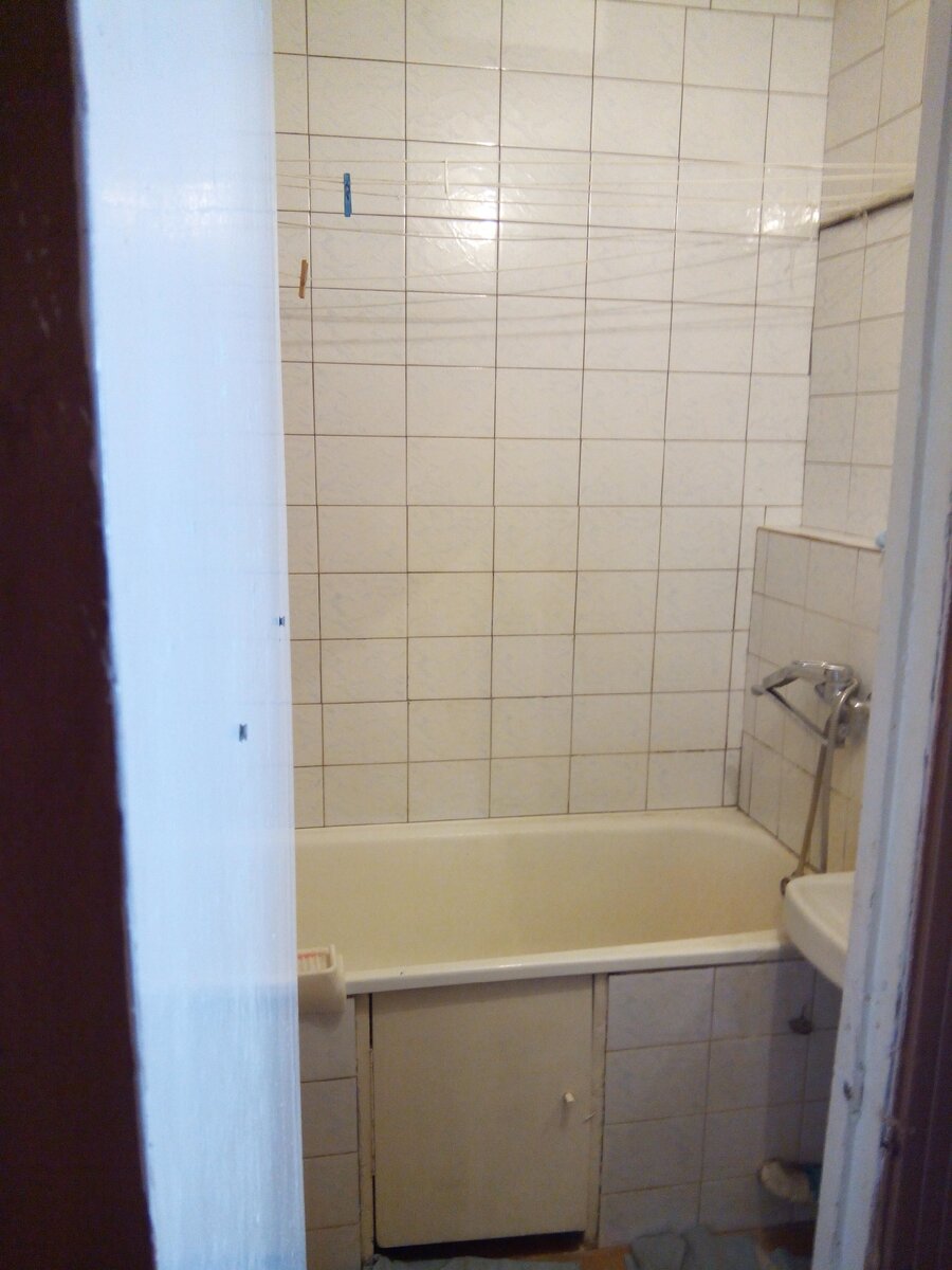 Ванная комната до ремонта. Плитка, раковина морально устарели.