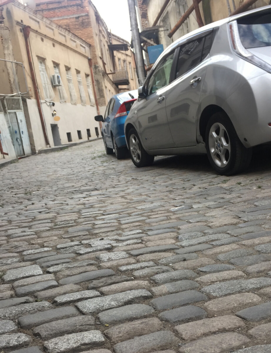 Машины на улочках старого города, фото автора