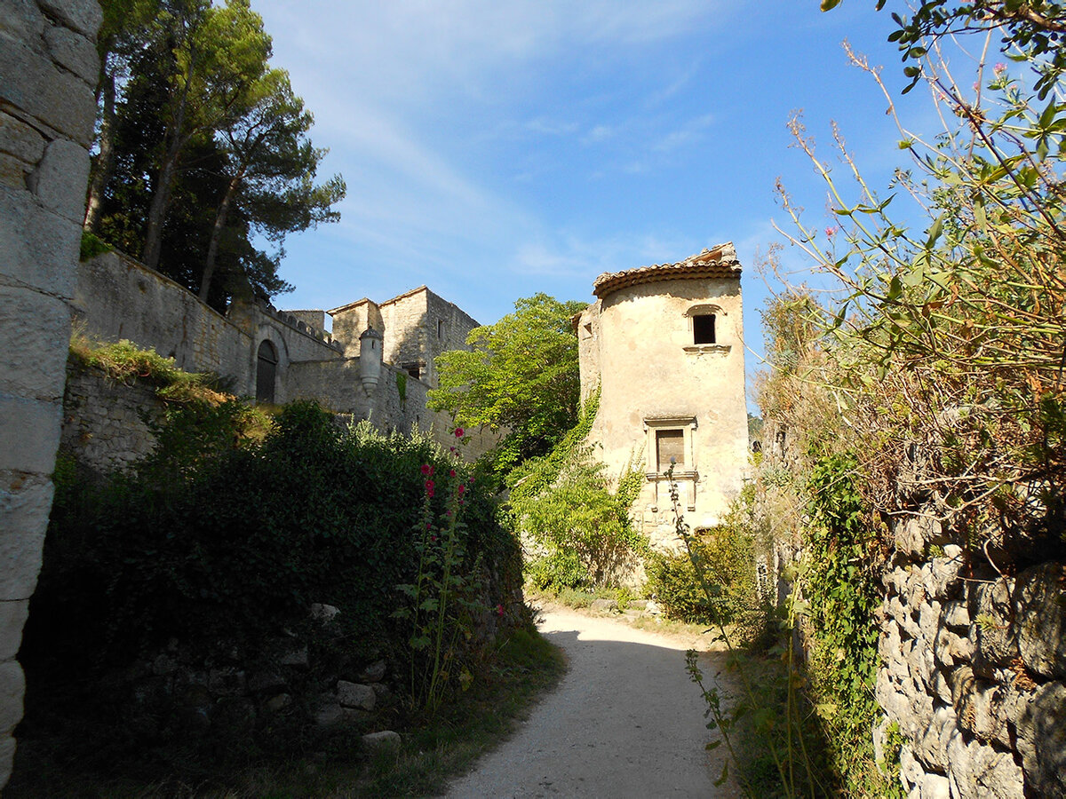 Подъем в старый Оппед-ле-Вьё , Люберон, юг Франции