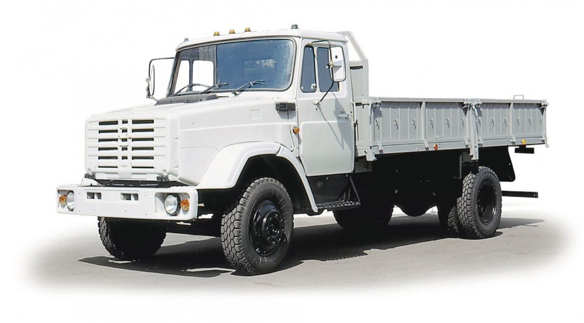 В 2002 году довелось мне работать в Москве водителем автомобиля Зил 4302.Машина  1993 года выпуска. Двигатель стоял от бензинового Урала, КПП 9-ти ступка с делителем 4 пониженных, 4 повышенных  и задняя. коробка  без давления в воздушной системе не включалась.  Сцепление стояло от Камаз двух дисковое, Колокол свой  удленённый . Задний мост от автобуса Икарус. передняя балка Зиловская, поперечная тяга и наконечники от Камаз.  В один из дней весны 2002 года ехал по Дмитровке, съехал на Коровинское шоссе и на первом светофоре при трогании с места оборвало колокол. Делов то куча, подумал я, поехали в магазин на Семеновскую, но не тут то было. Таких  колоколов нет в наличии. Обзвонили все магазины грузовых запчастей города Москвы ни где нет. Зам. Директора Марк Львович направился на завод Зил, благо из Сокольников не далеко по ТТк ехать. На заводе сказали , что это была экспериментальная партия в несколько тысяч штук и таких зап. частей не выпускали. Но есть один в музее. Надо отмыть , склеить, покрасить, доплатить 10 тысяч рублей и обменяют. Так и сделали. ( Зарплата   на тот момент у меня была 12 тыс. рублей). Привезли колокол установили и машина дальше стала работать.  в 2005 году я уволился и переехал жить в Коломну. По воле случая  эту машину в 2013 году я выкупил. Она у меня проработала года три и я сдал её в металлолом, двигатель и кпп с колоколом продал отдельно, по сей день это всё работает. Также на автомобиль Зил устанавливали двигателя Катапиллер, но об этом уже другая история!