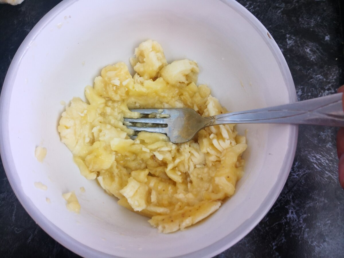 размять банан вилкой