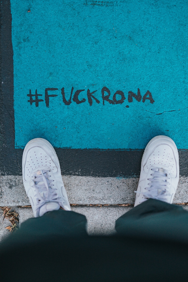 Либо ты корону, либо она тебя // Источник: Unsplash.com