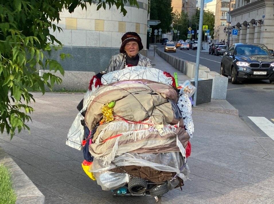 Выжить в столице непросто. Каждый зарабатывает, как может. На фото Маша, студентка, ей 21 год. Деньги шлёт маме в Самару.